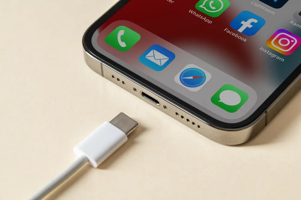 iPhone 15のUSB-C端子とDynamic Islandのイメージ