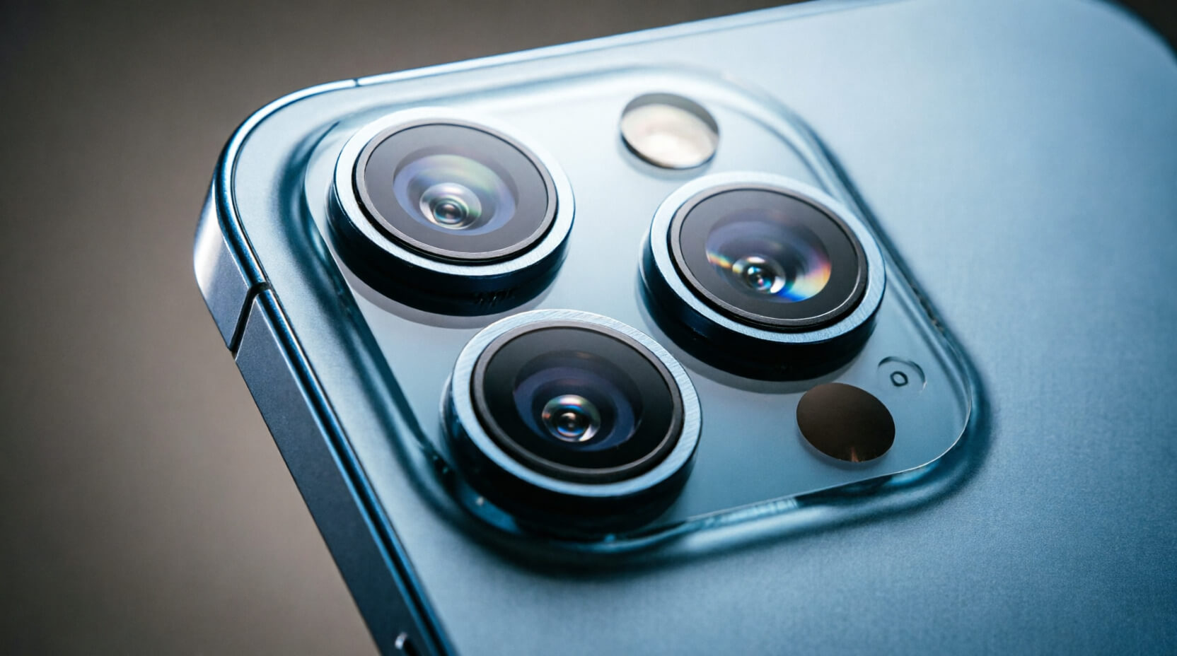 iPhone 15 Proのトリプルカメラを斜めから撮影
