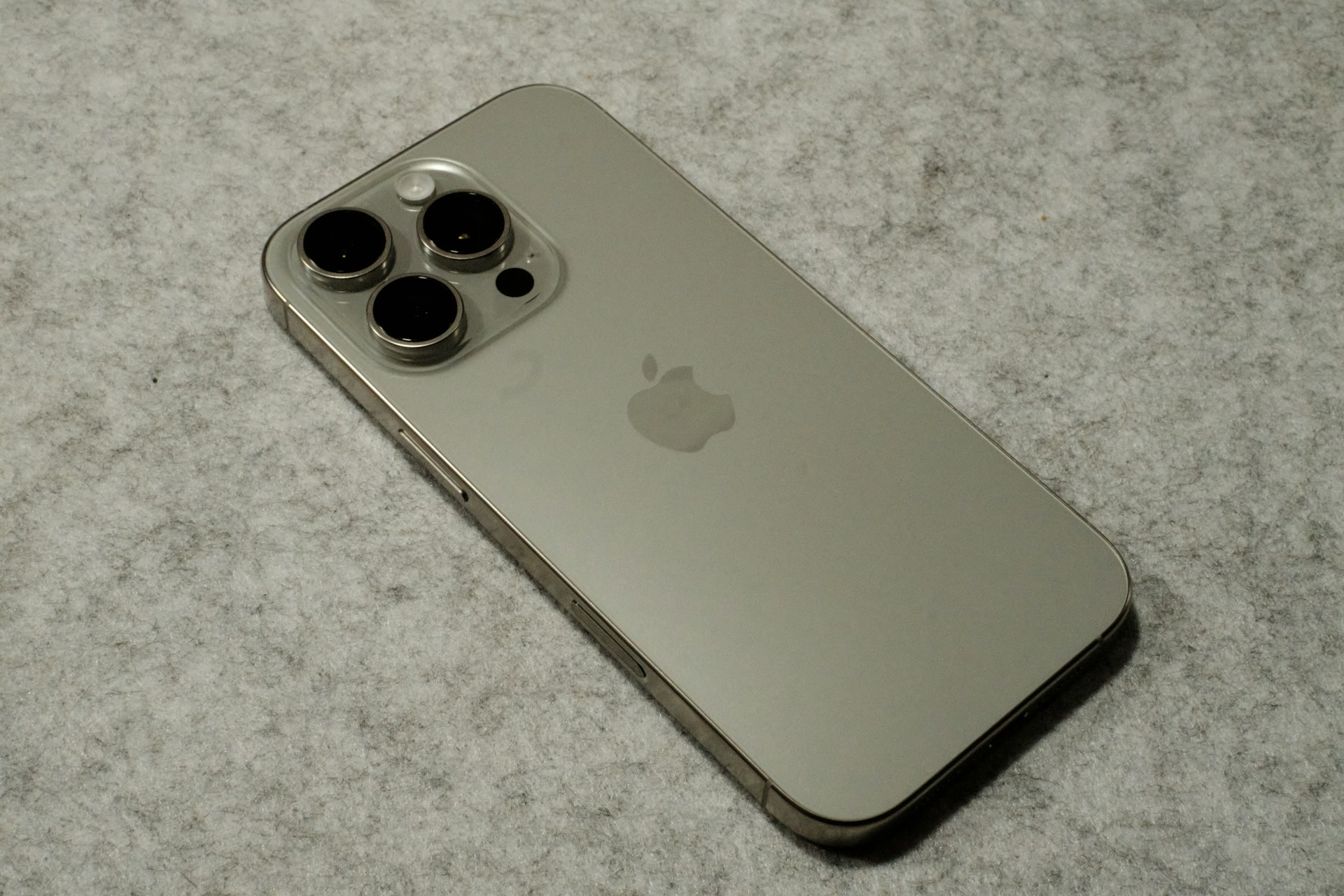 iPhone 16 Proのトリプルカメラを斜めから撮影