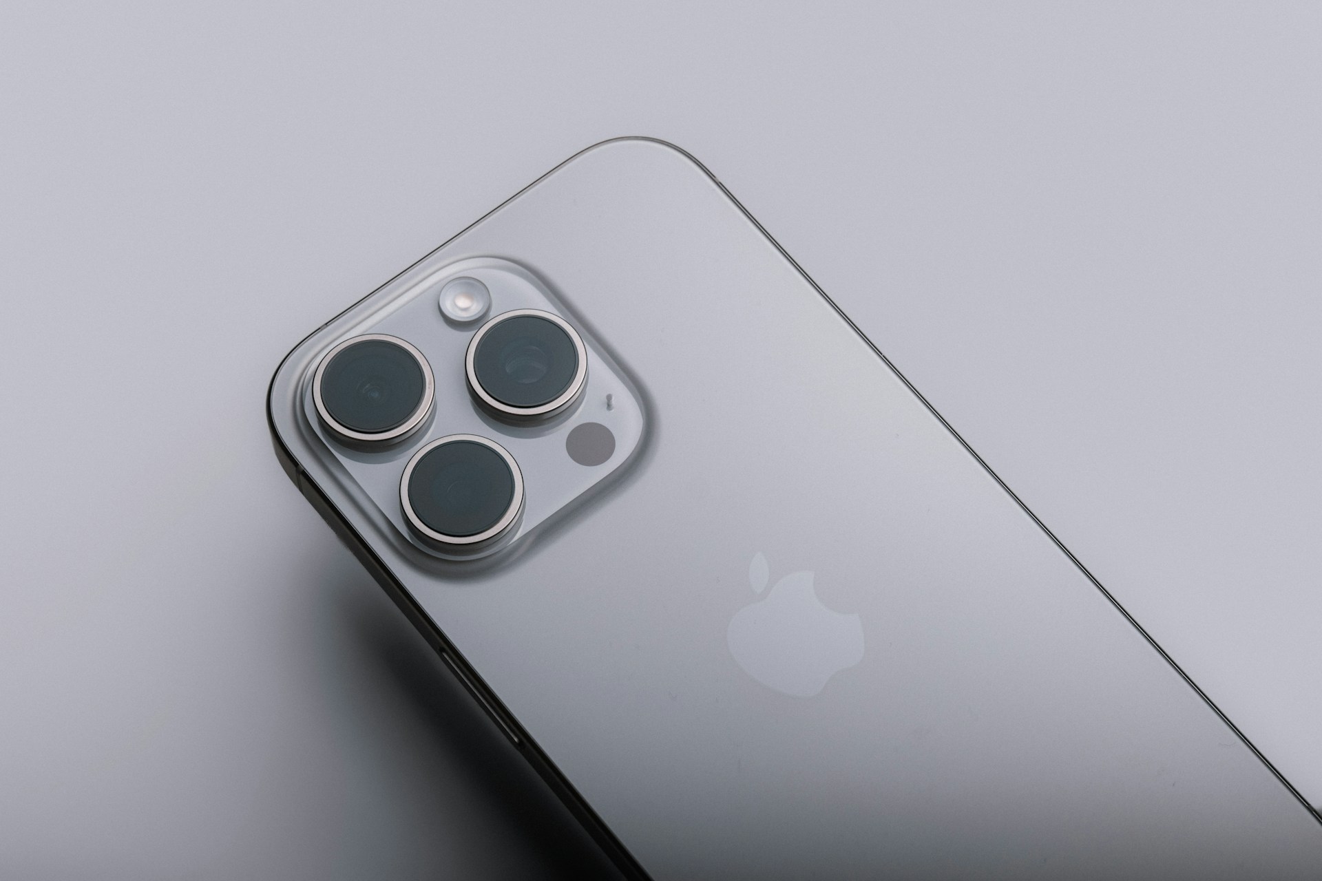 iPhone 16 Pro（ナチュラルチタニウム）の本体
