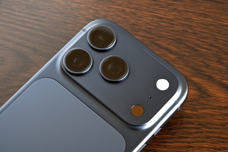 iPhone 17 Proのトリプルカメラを斜めから撮影
