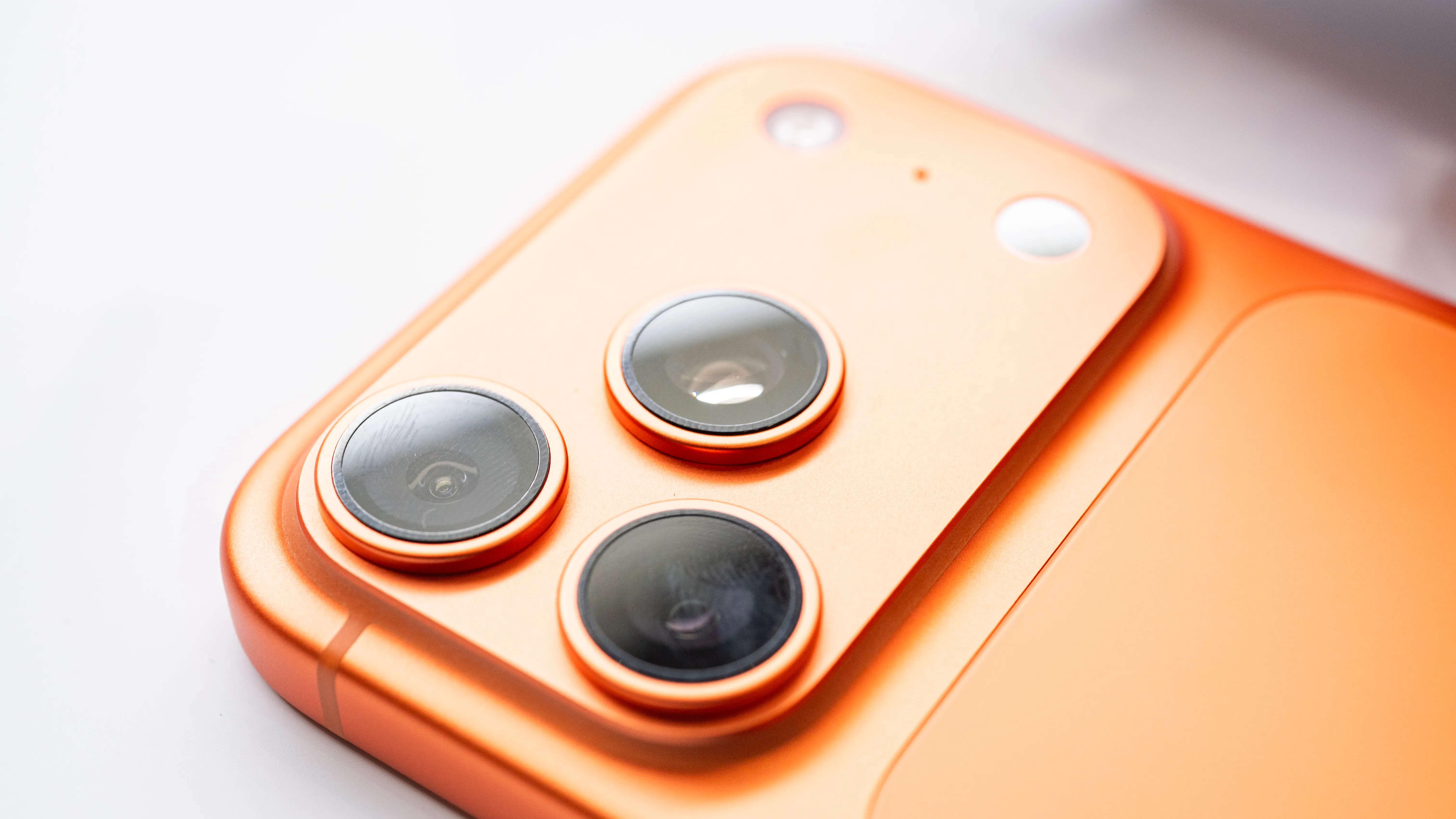 iPhone 17 Pro Maxのトリプルカメラを斜めから撮影