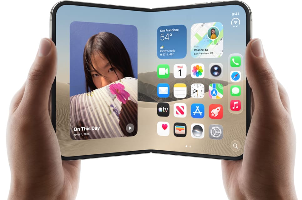 開いた状態のiPhone Duo。7.6インチの内側ディスプレイで2アプリを同時表示