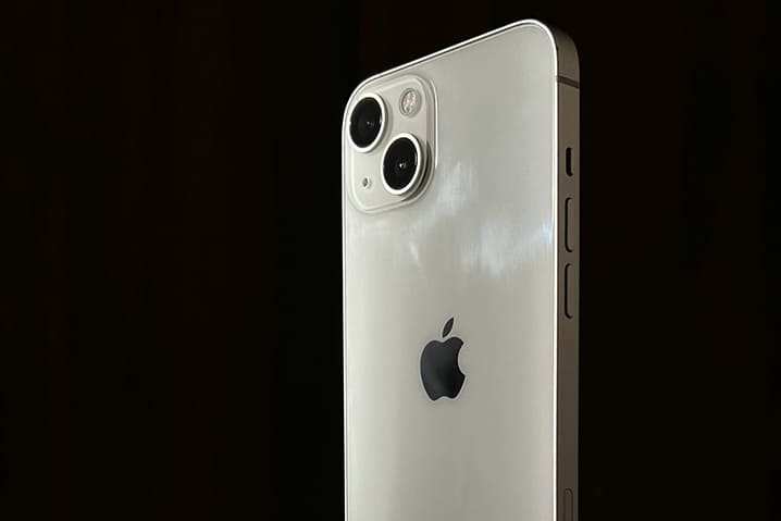 iPhone 14の本体（正面と背面）