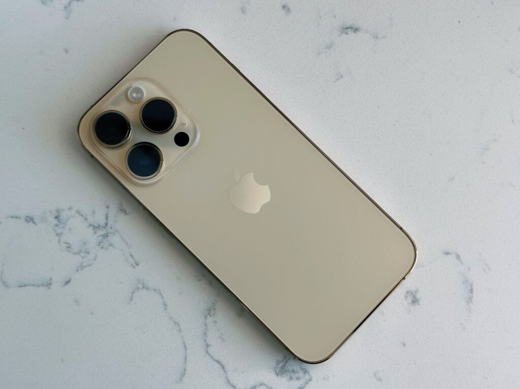 iPhone 14 Proの本体（正面と背面）