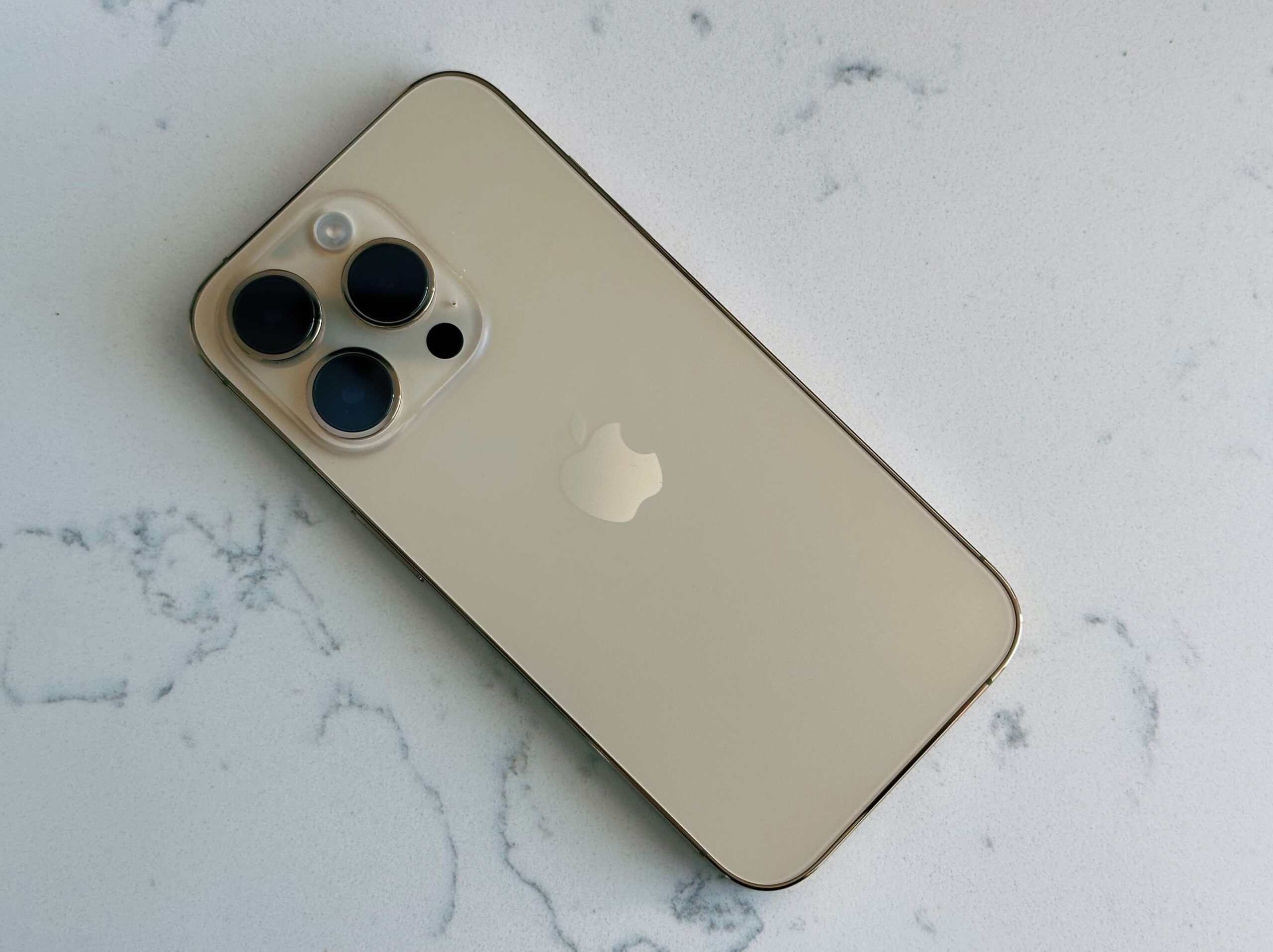 iPhone 14 Proの本体（正面と背面）