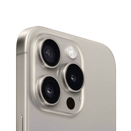 iPhone 15 Pro Maxのトリプルカメラを斜めから撮影