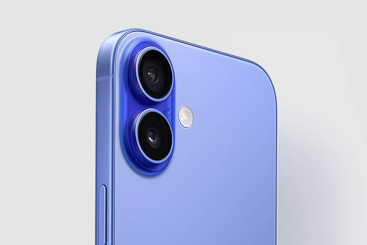 iPhone 16の縦型デュアルカメラを斜めから撮影