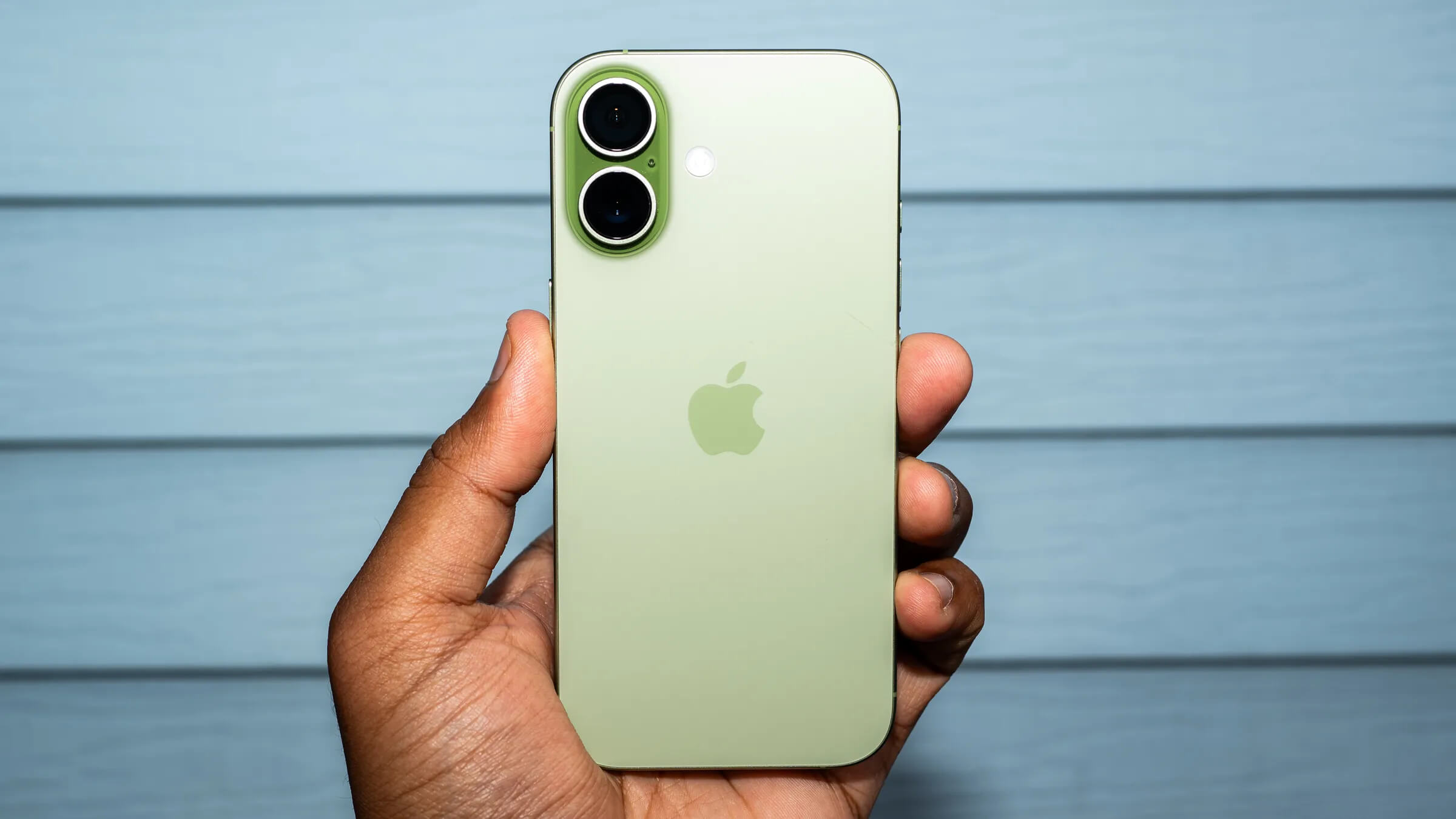 iPhone 17のデュアルカメラを斜めから撮影