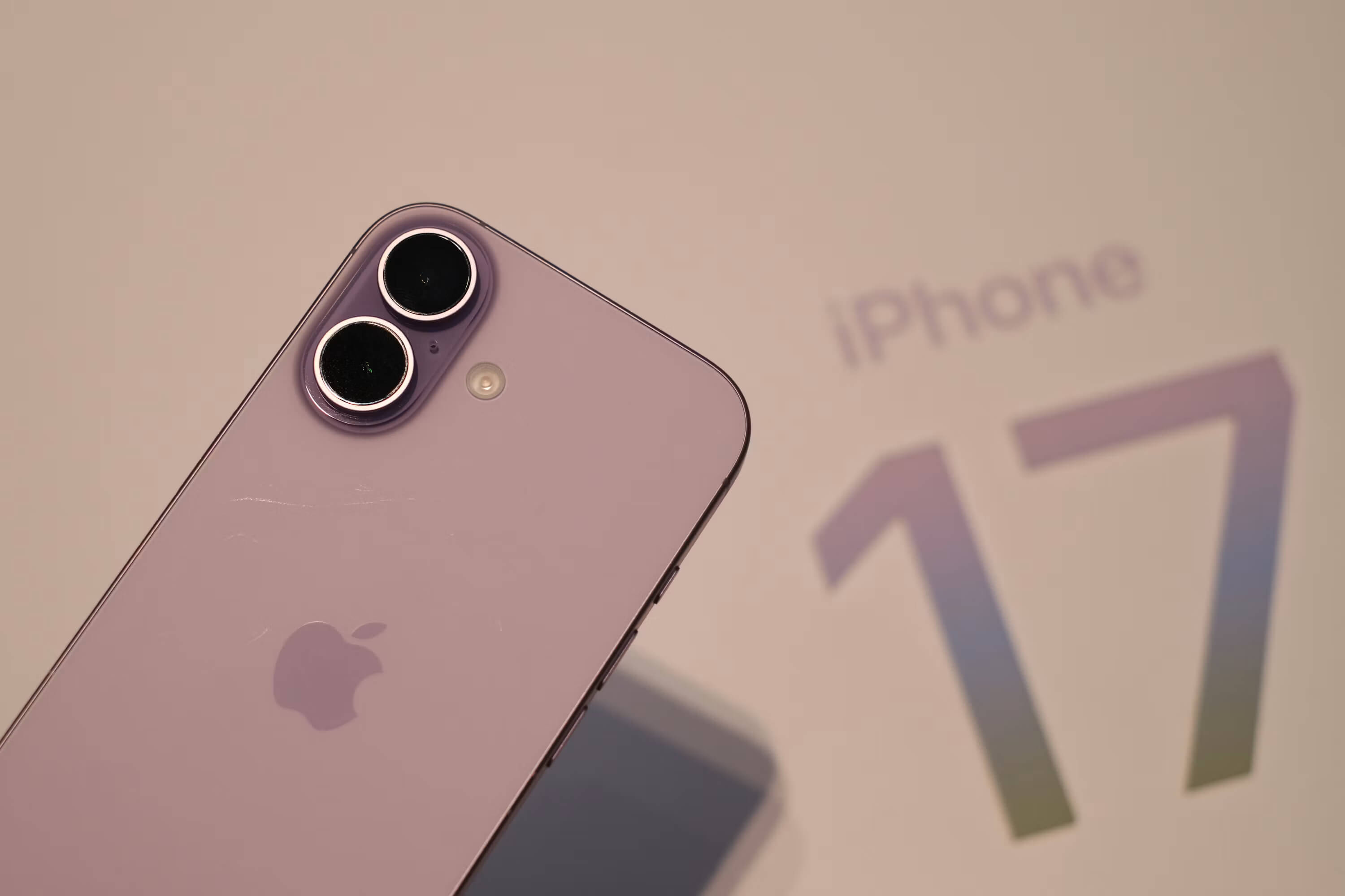 iPhone 17（ラベンダー）のデュアルカメラ背面