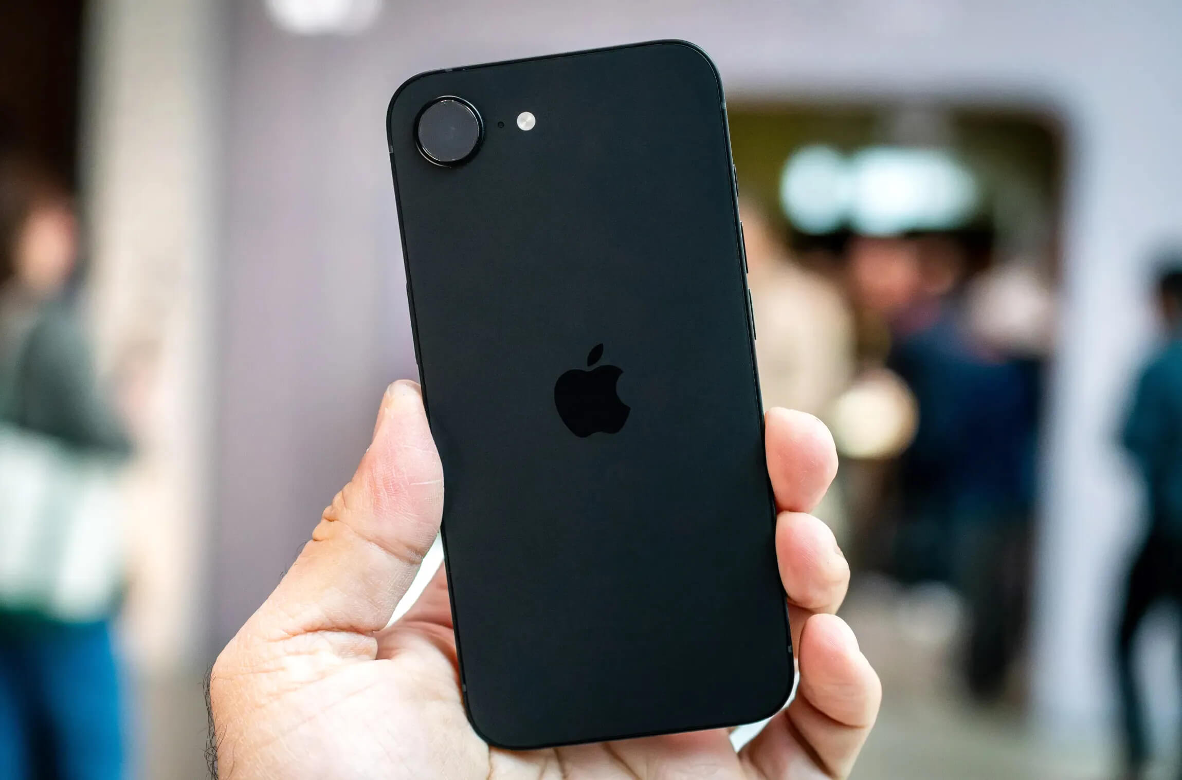 iPhone 17eの6.1インチディスプレイを手で持つ